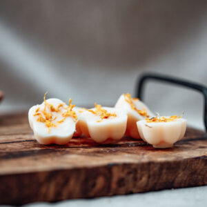 Hideaway botanical wax melts with vanilla, cedar and soft white musk